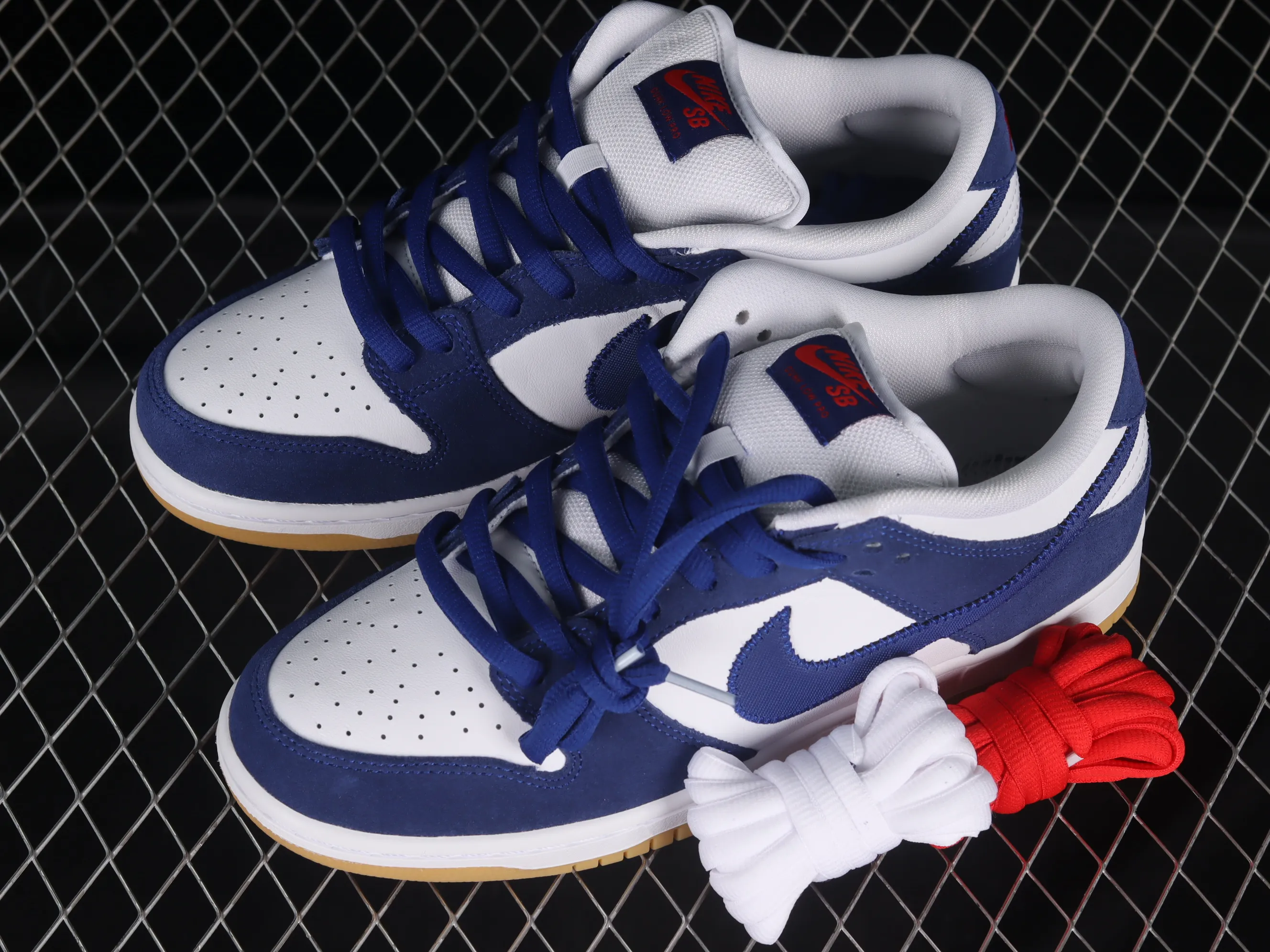 All Categories Nk SB Dunk Series Nk SB Dunk Low Low-top Sneakers M Version Pure Original Nk SB Dunk Low White Blue Los Angeles Dodgers SB Smashing Backboard Fashion Casual Sneakers DO9395-400